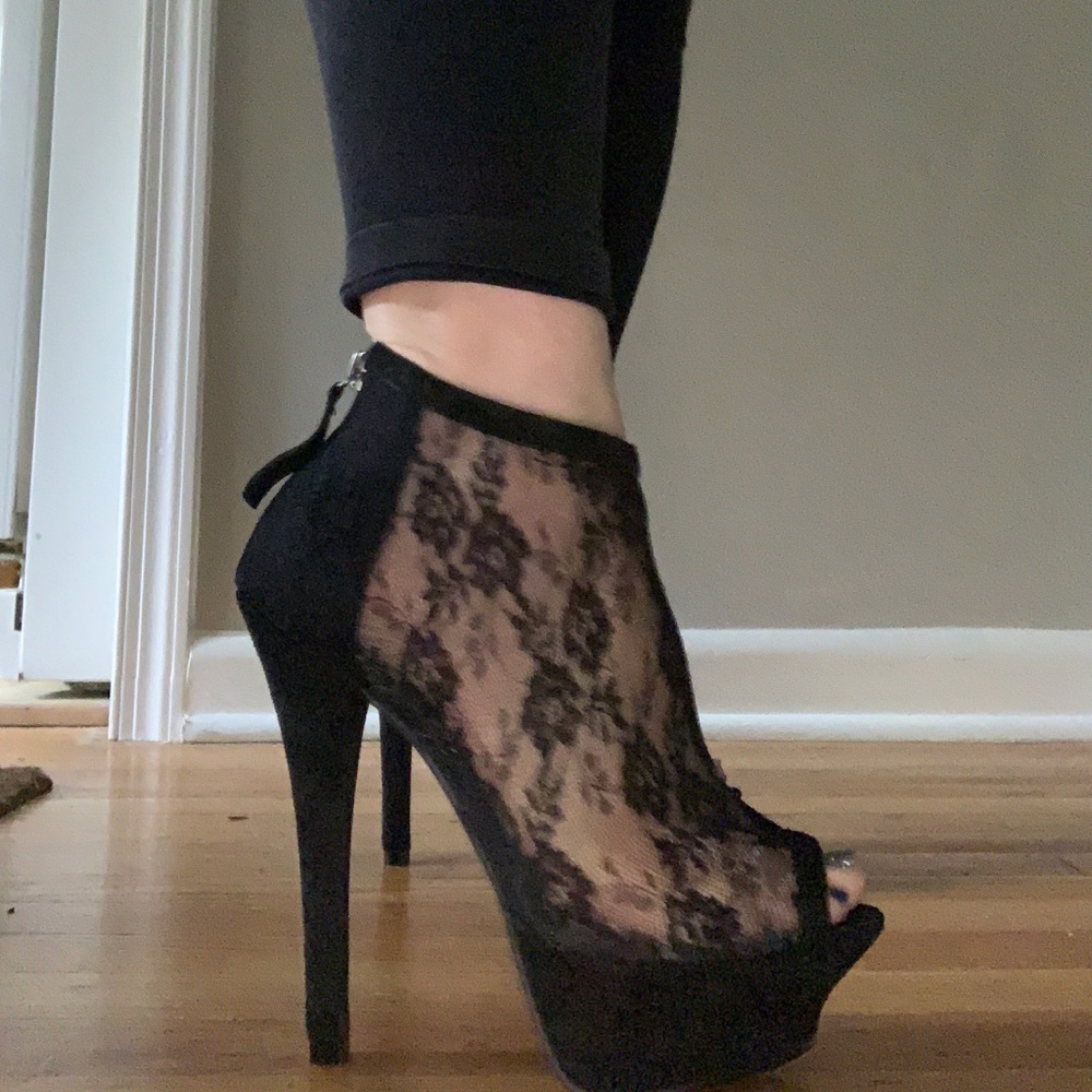 Shoes - Picture 3 of 4